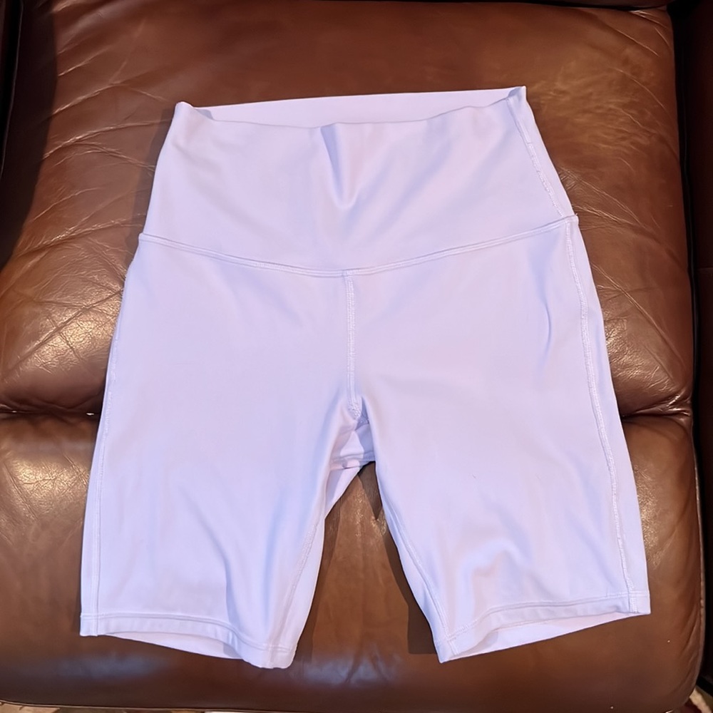 EUC Lavender dew align short 8"